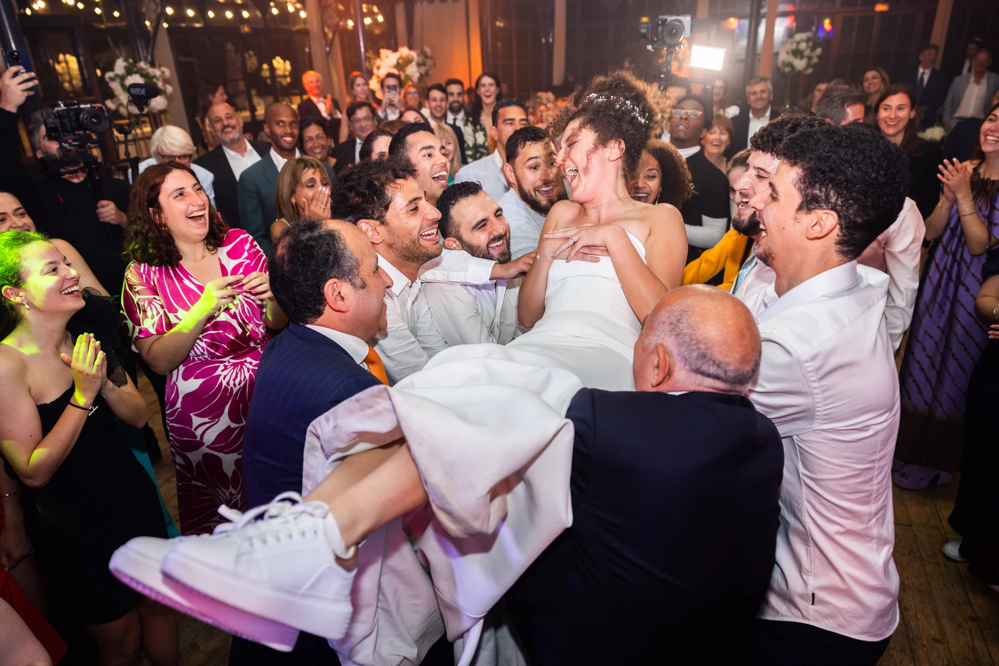 La mariée portée par les invités