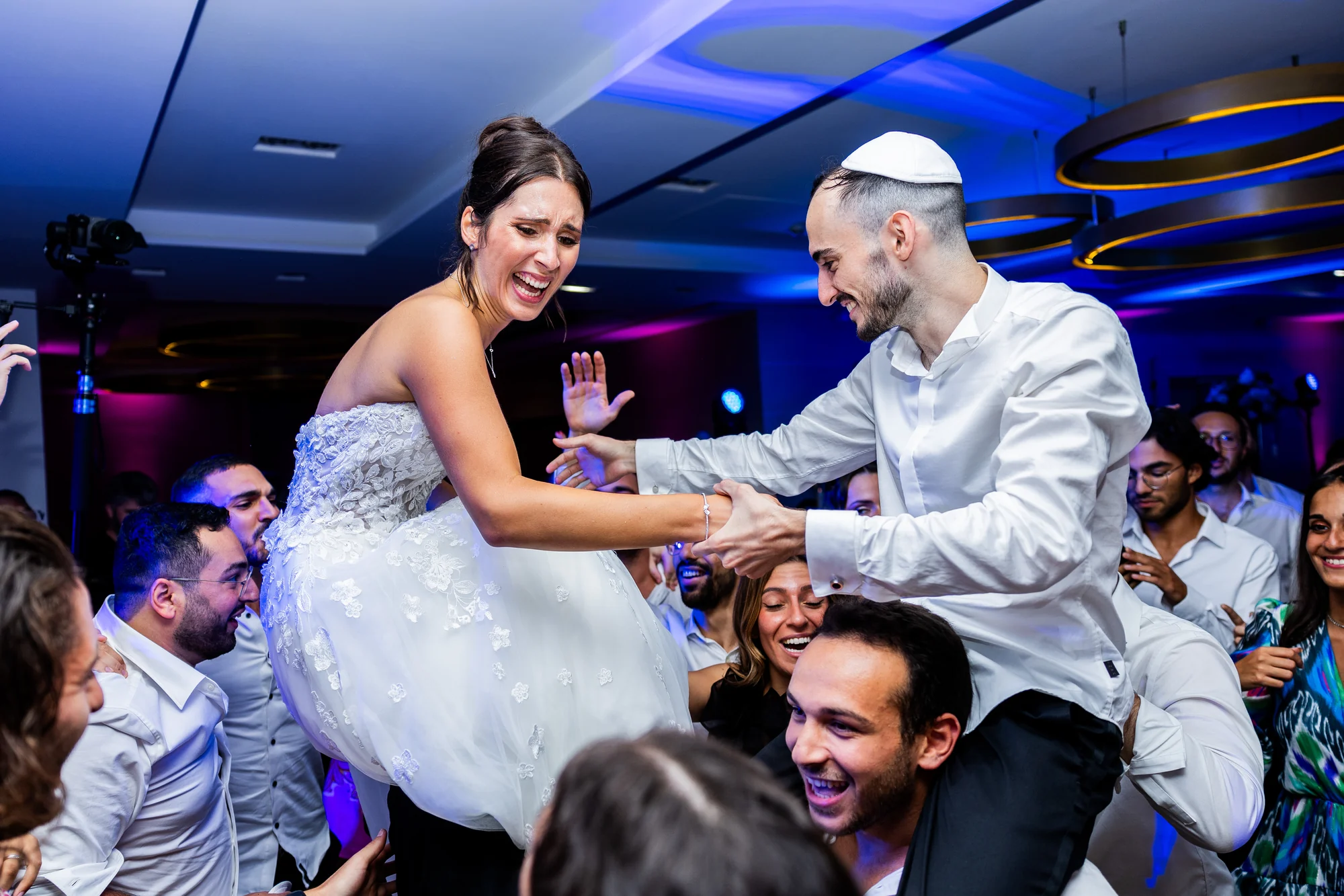 La mariée portée sur la chaise