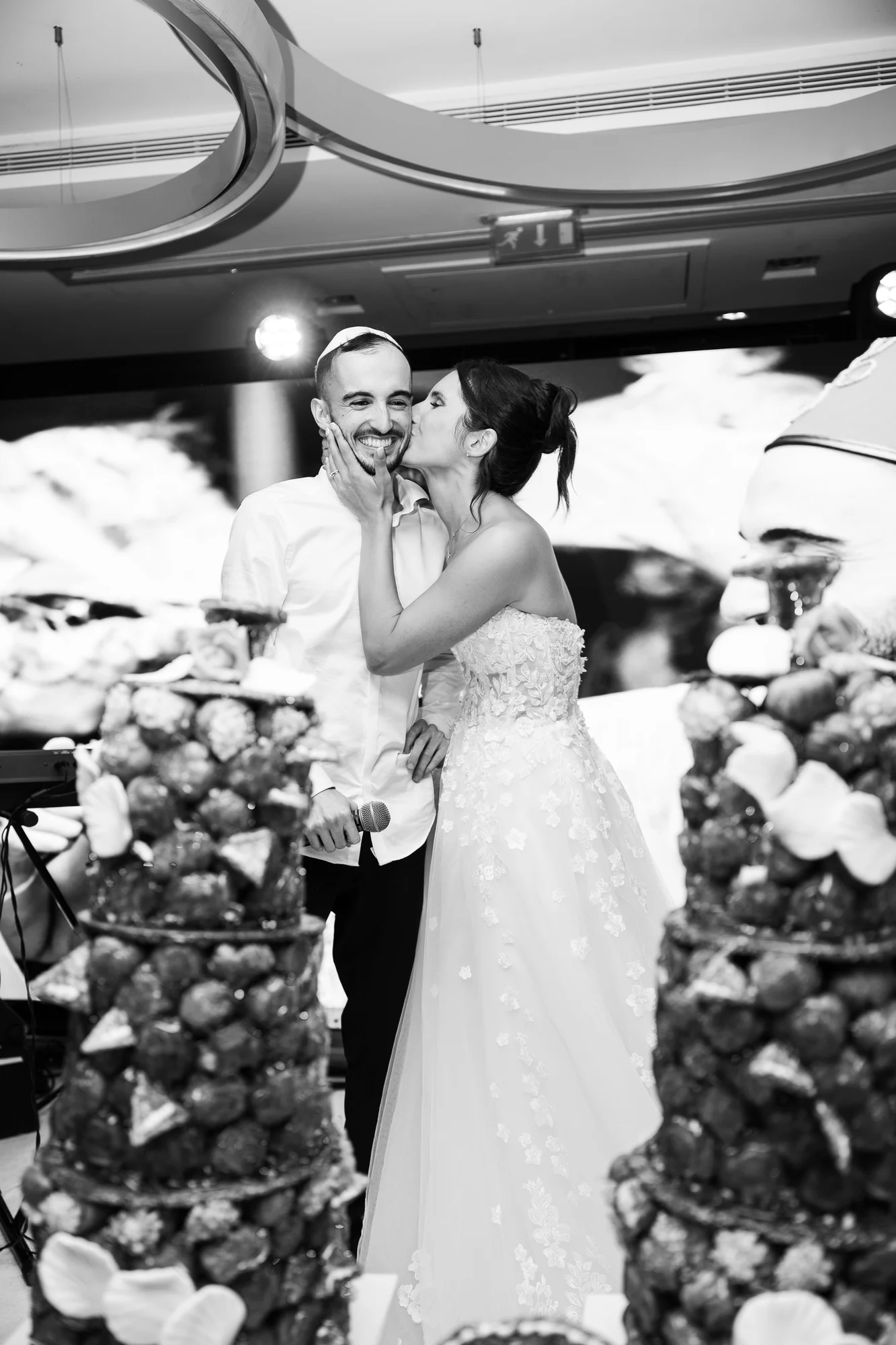 Le baiser près de la pièce montée, en noir et blanc