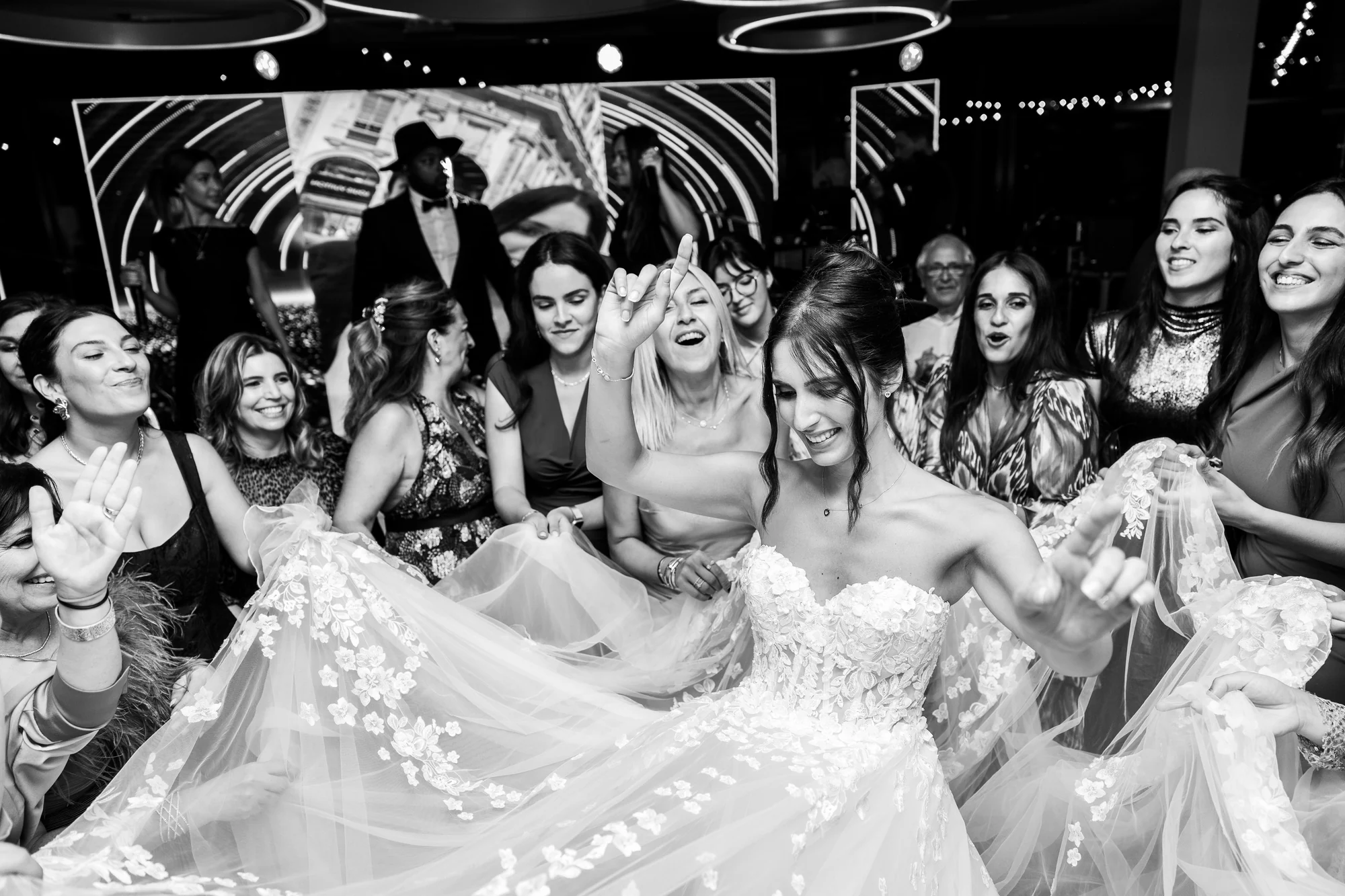 La mariée entourée de ses amies, en noir et blanc