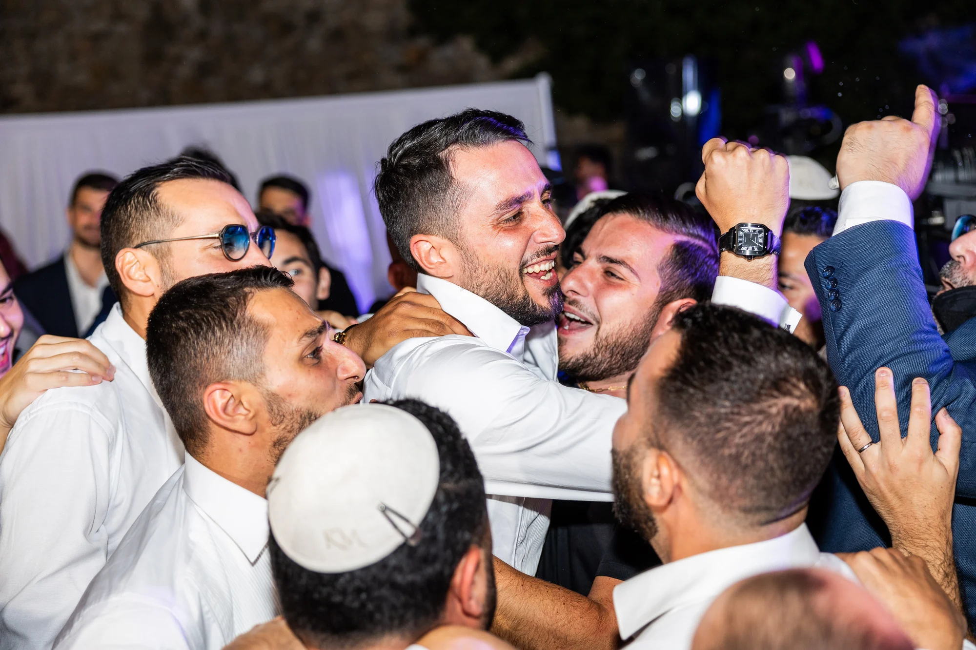 Le marié entouré de ses amis