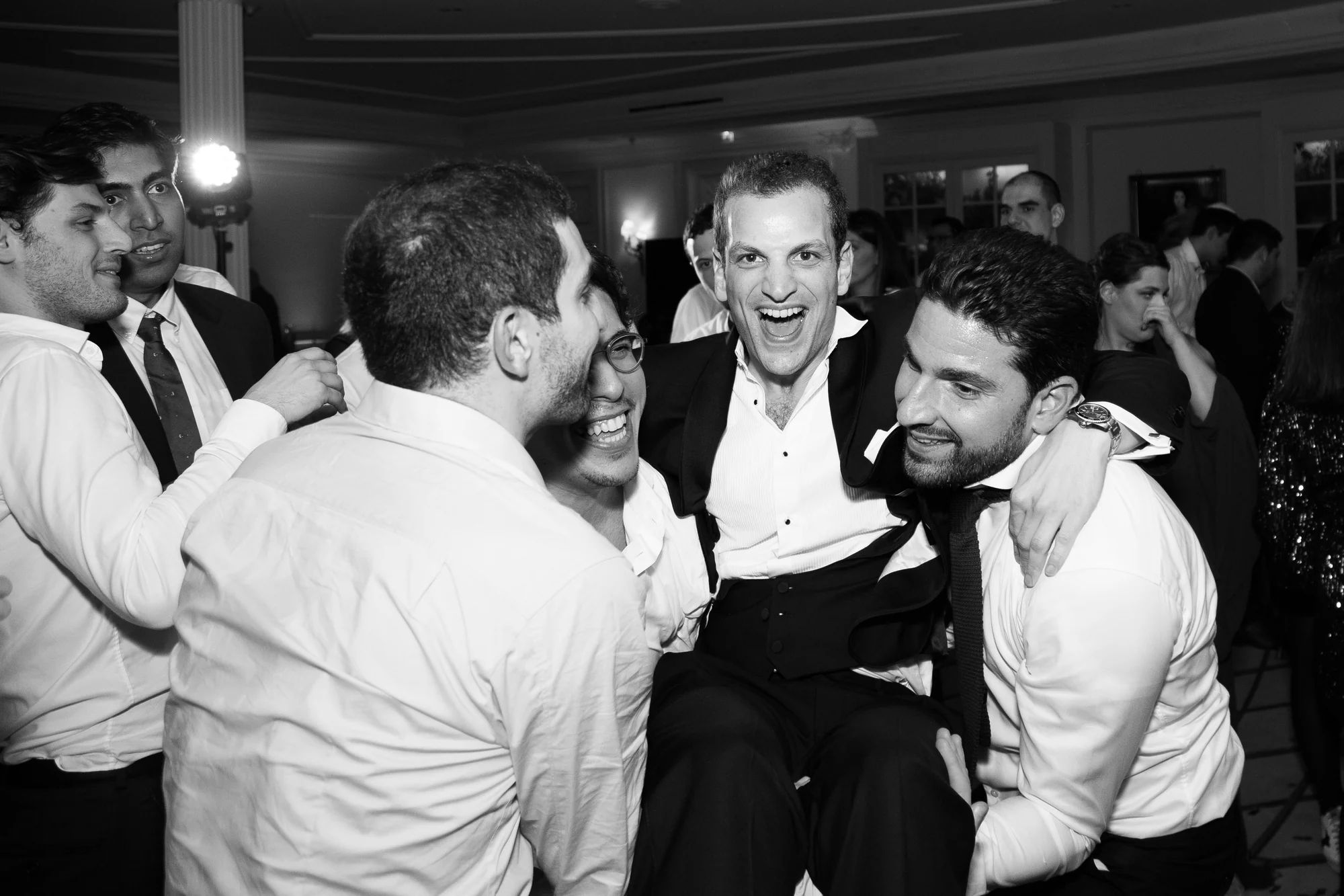 La joie entre amis, en noir et blanc