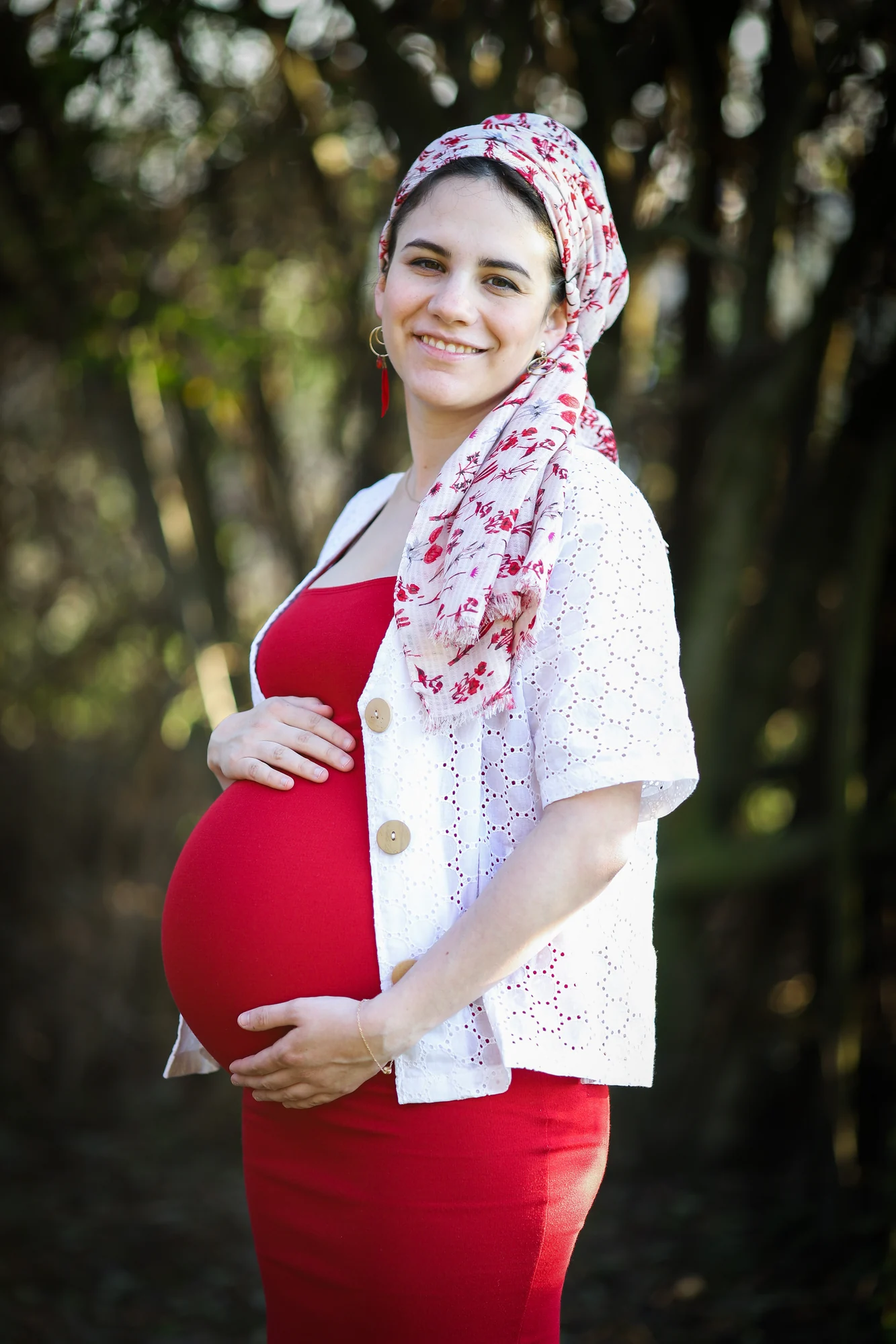 La robe rouge sous les arbres