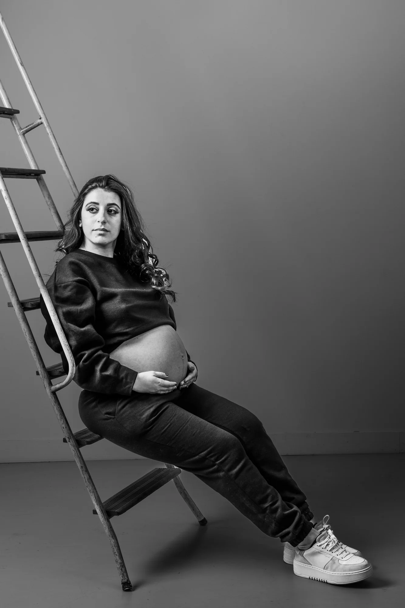 Assise, en noir et blanc