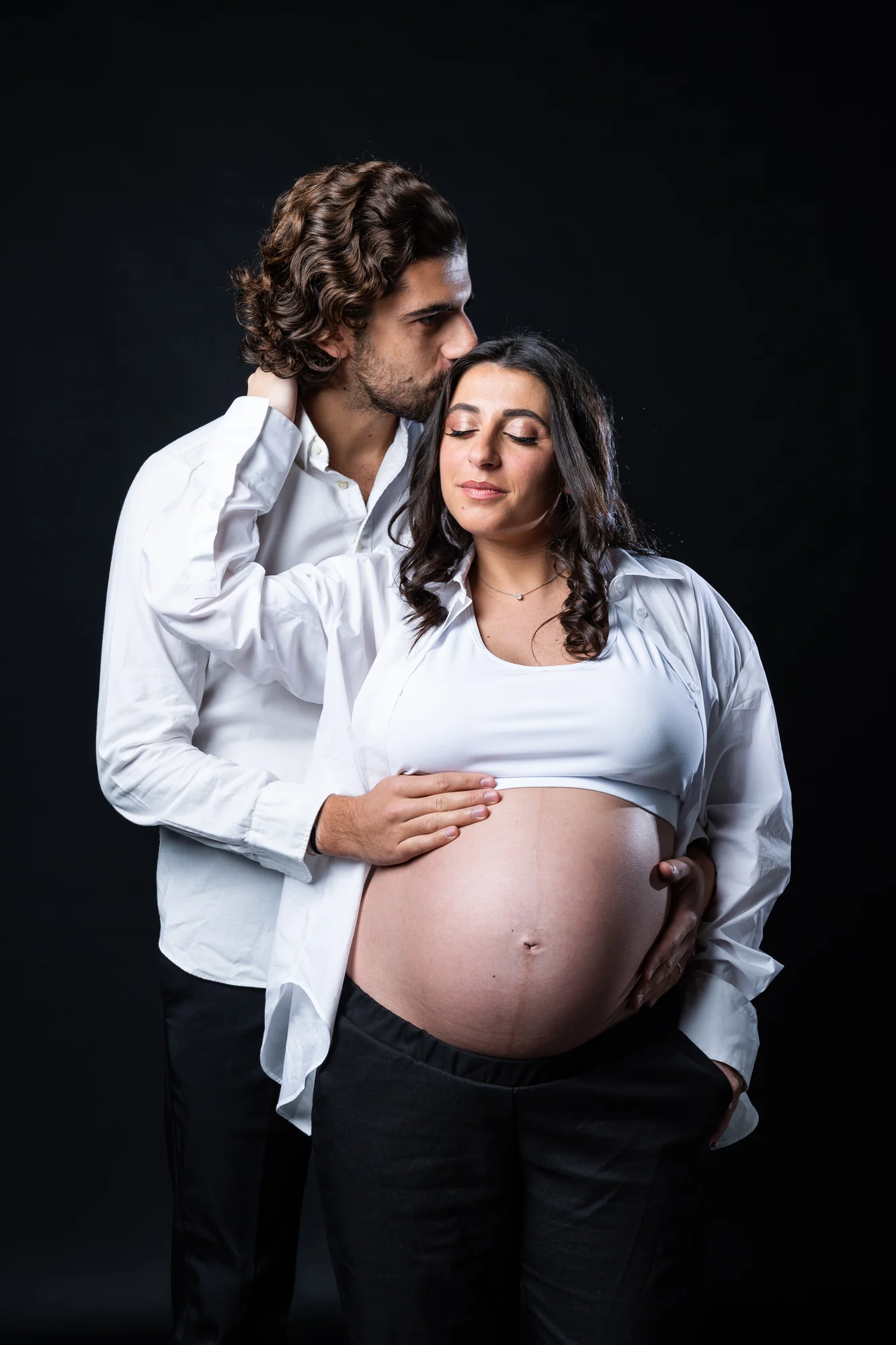 Les futurs parents enlacés