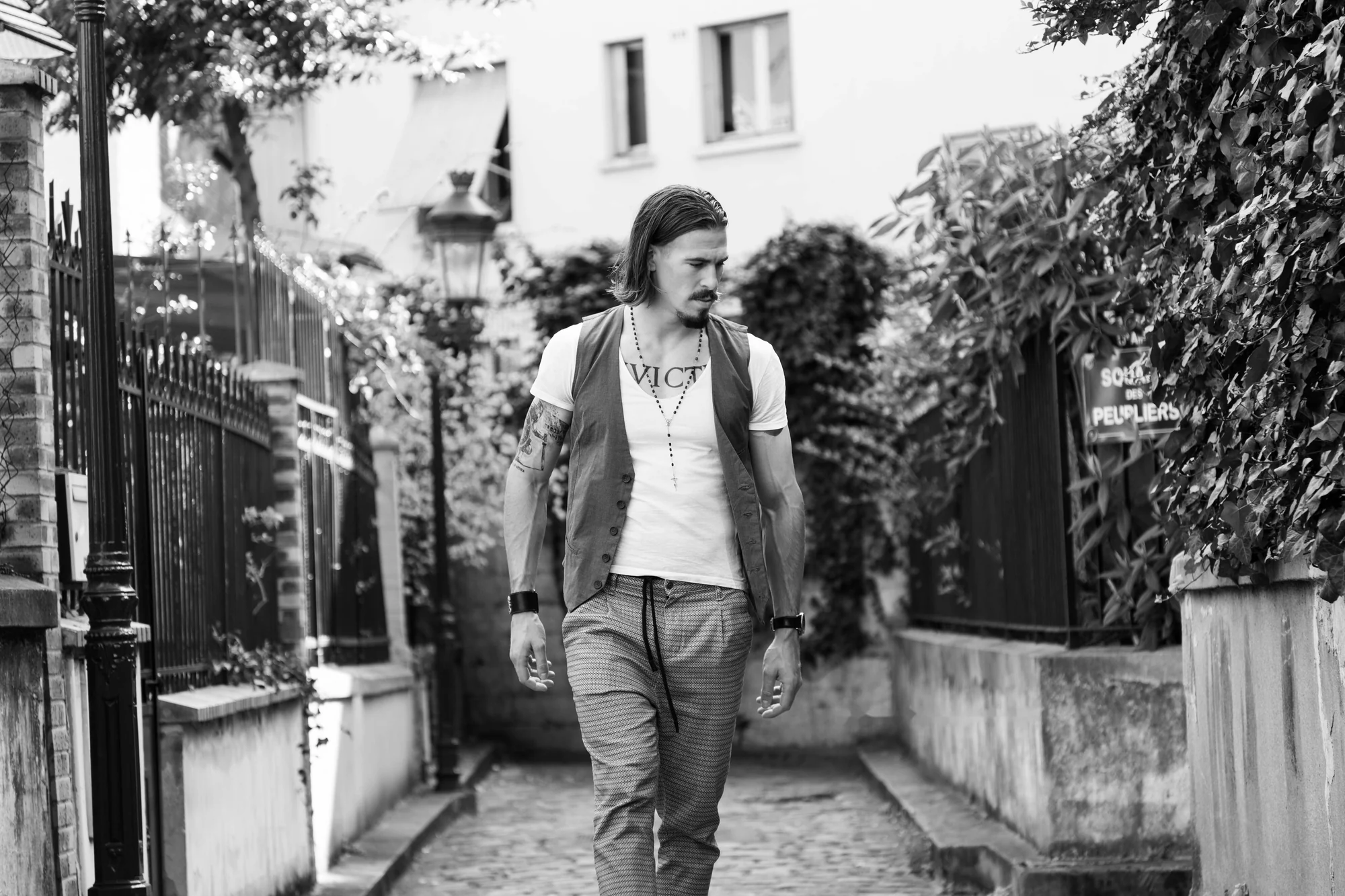 Séance en extérieur, en noir et blanc