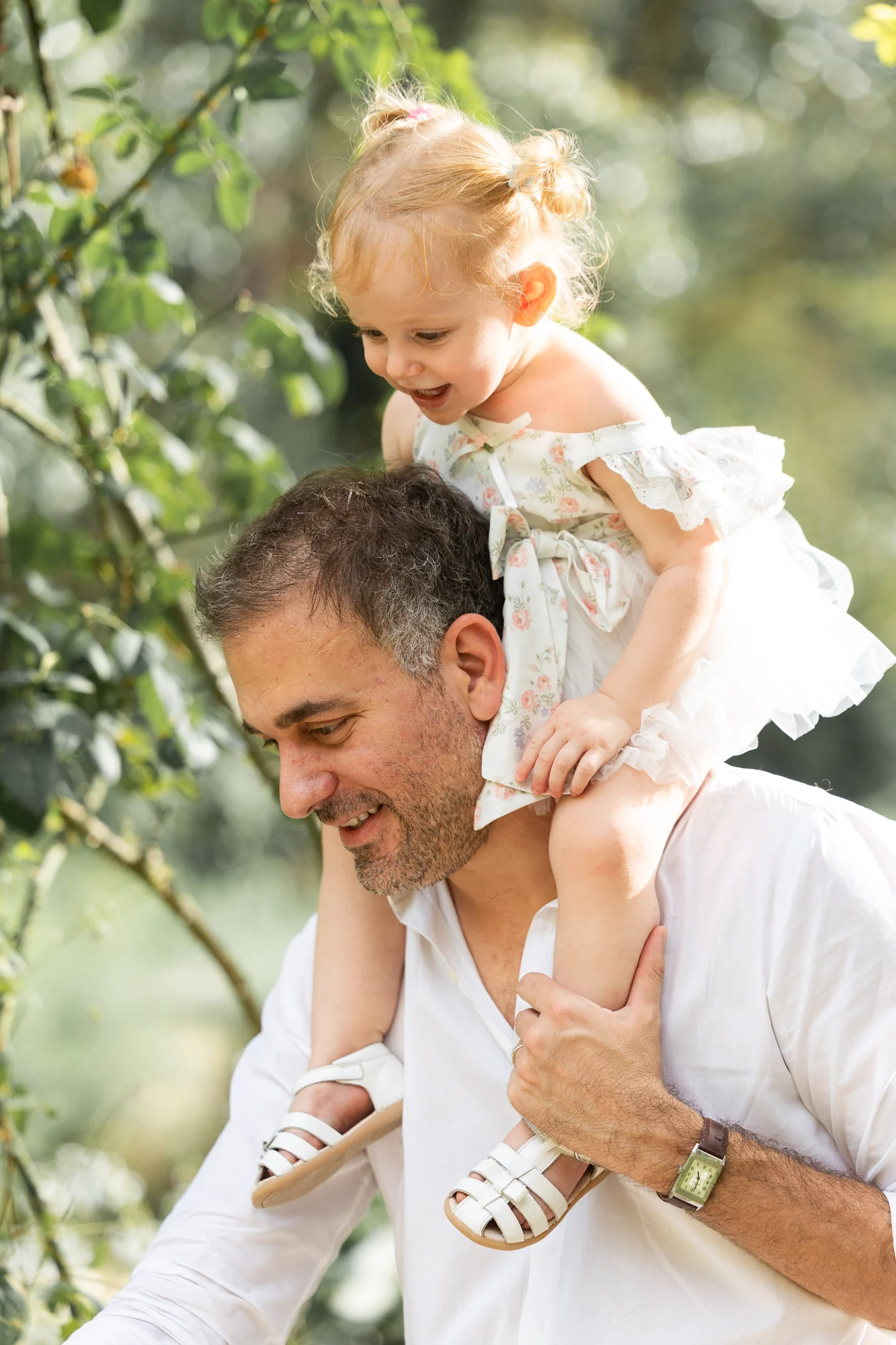Sur les épaules de papa
