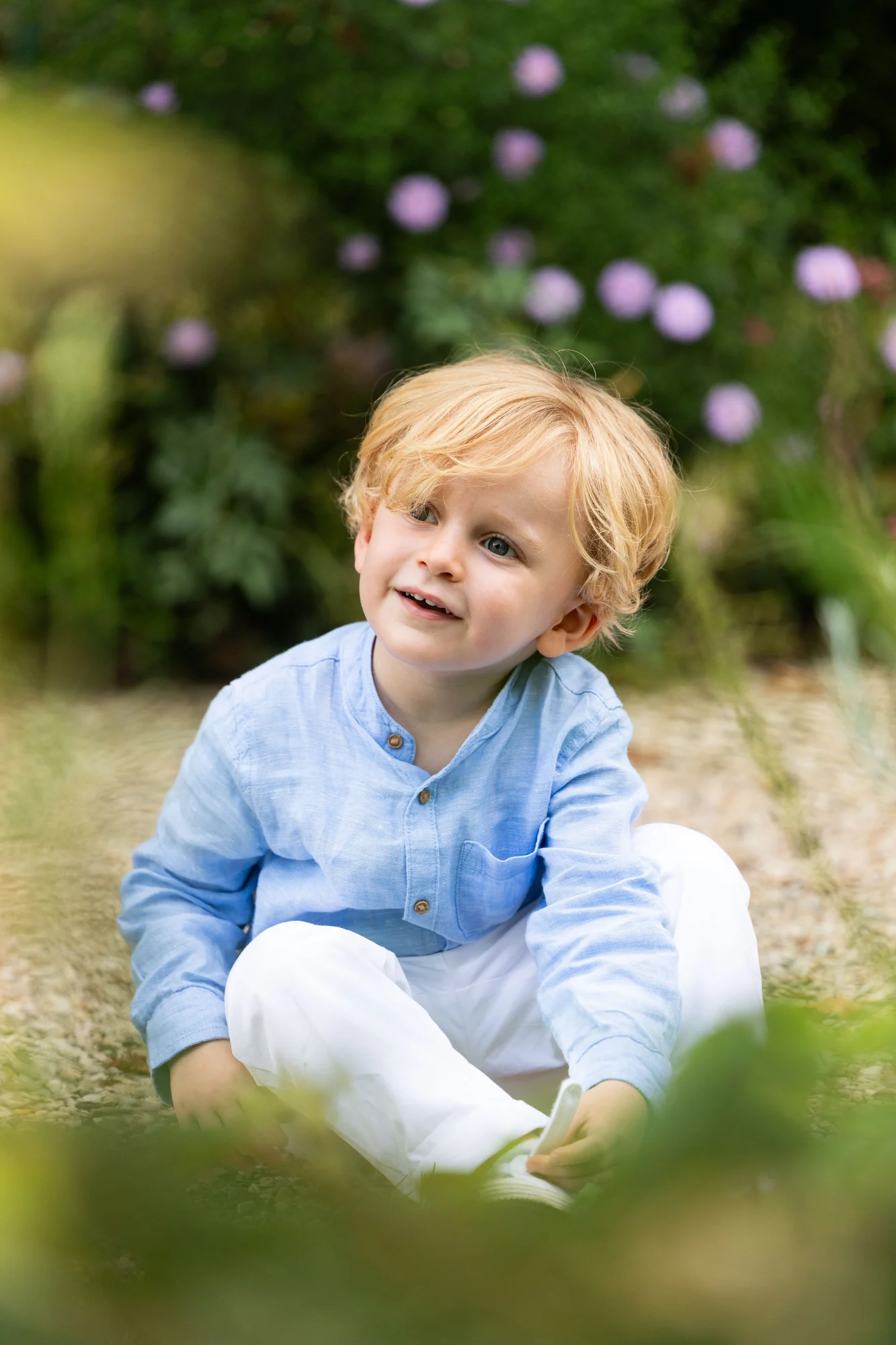 Assis dans l'herbe
