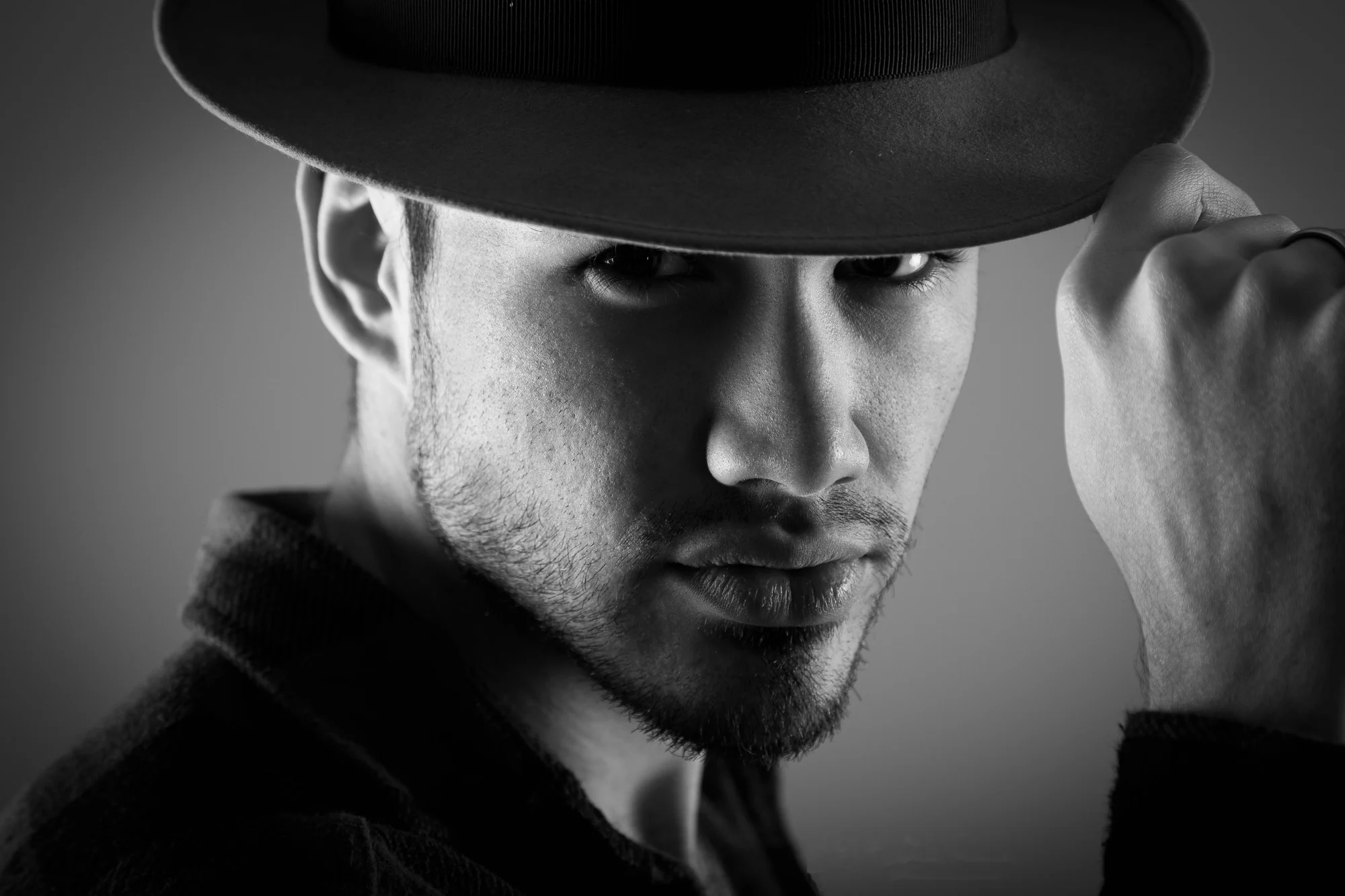 Portrait en studio, en noir et blanc