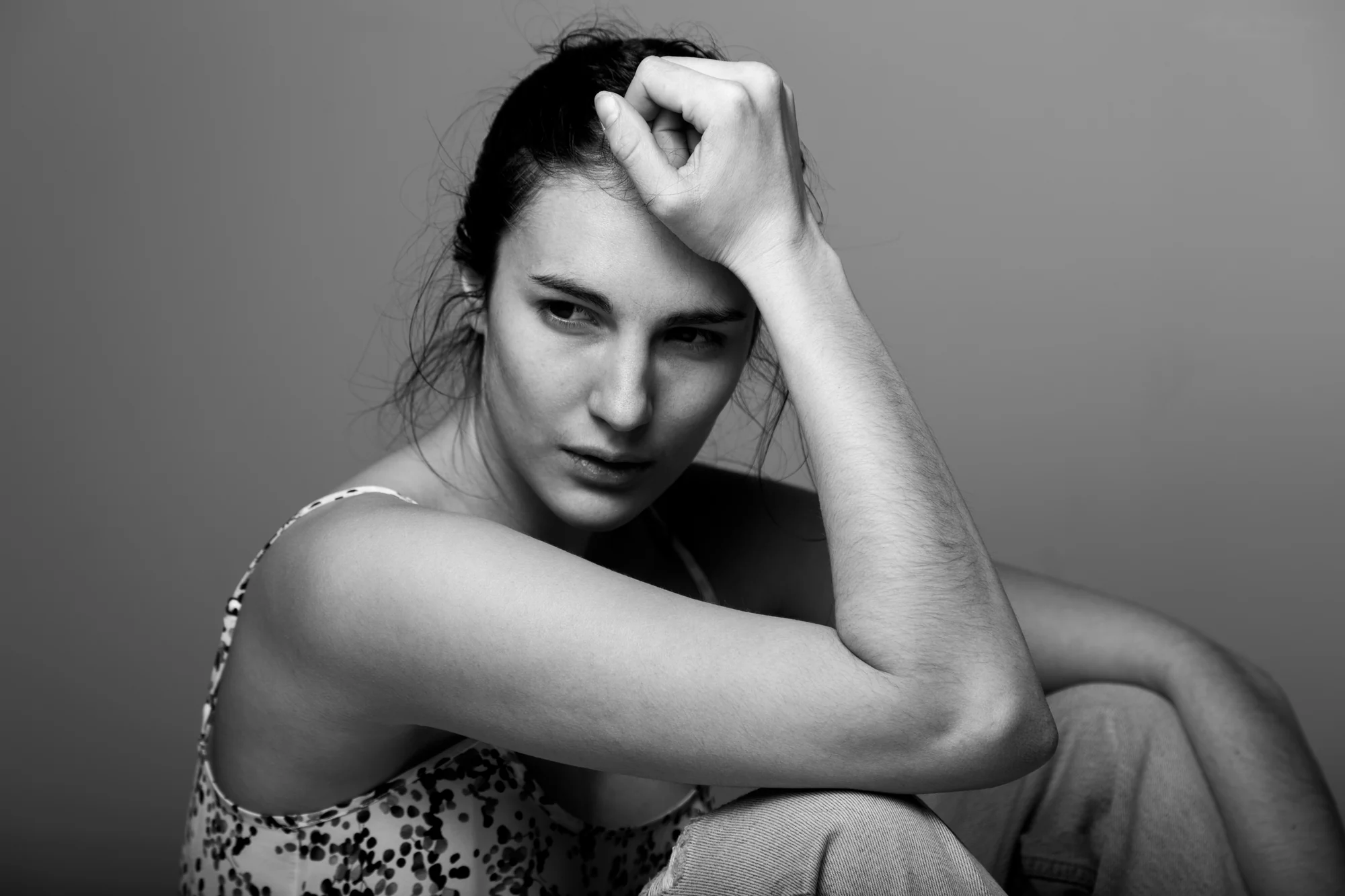 Portrait en studio, en noir et blanc