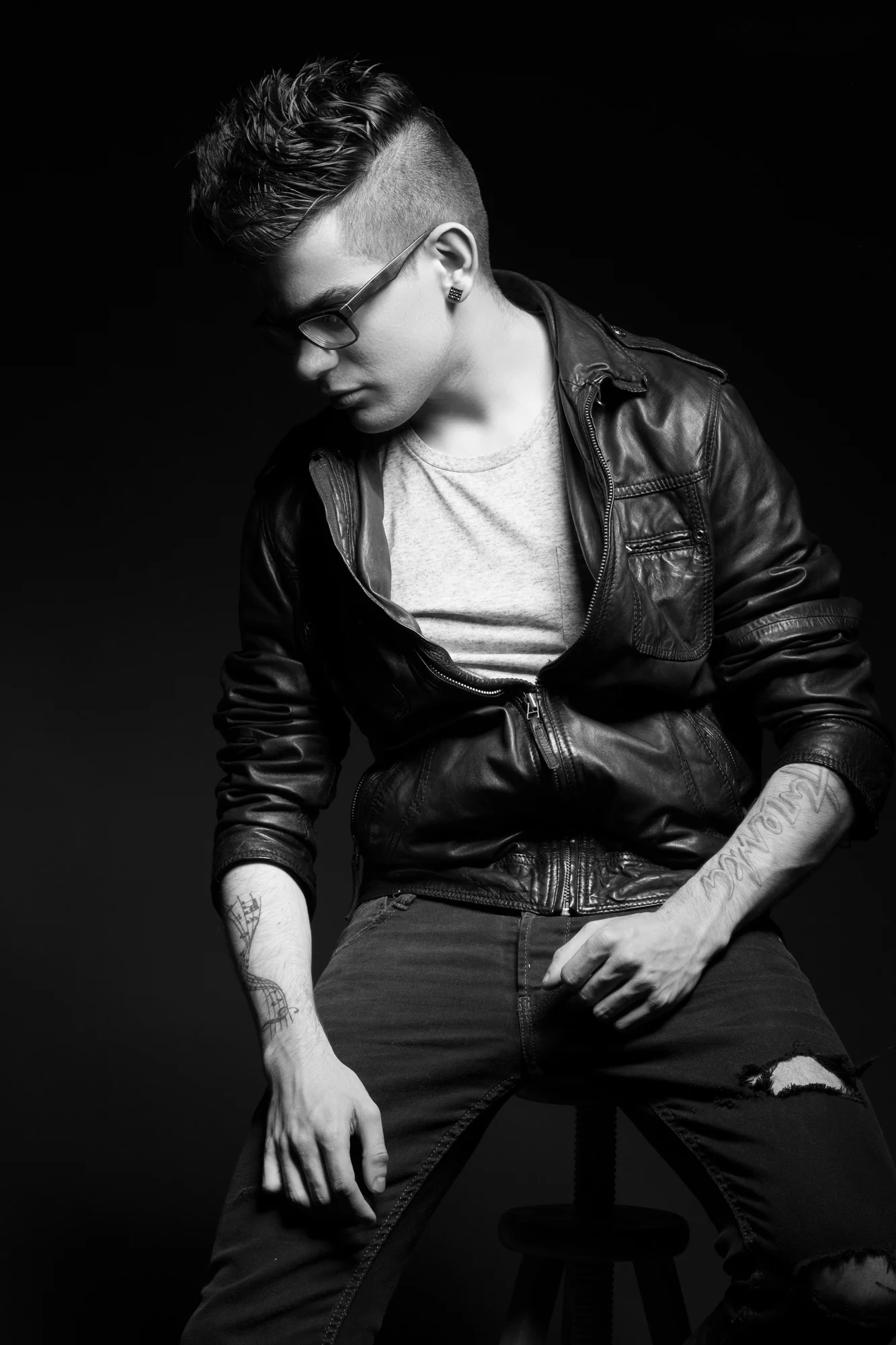 Portrait en studio, en noir et blanc